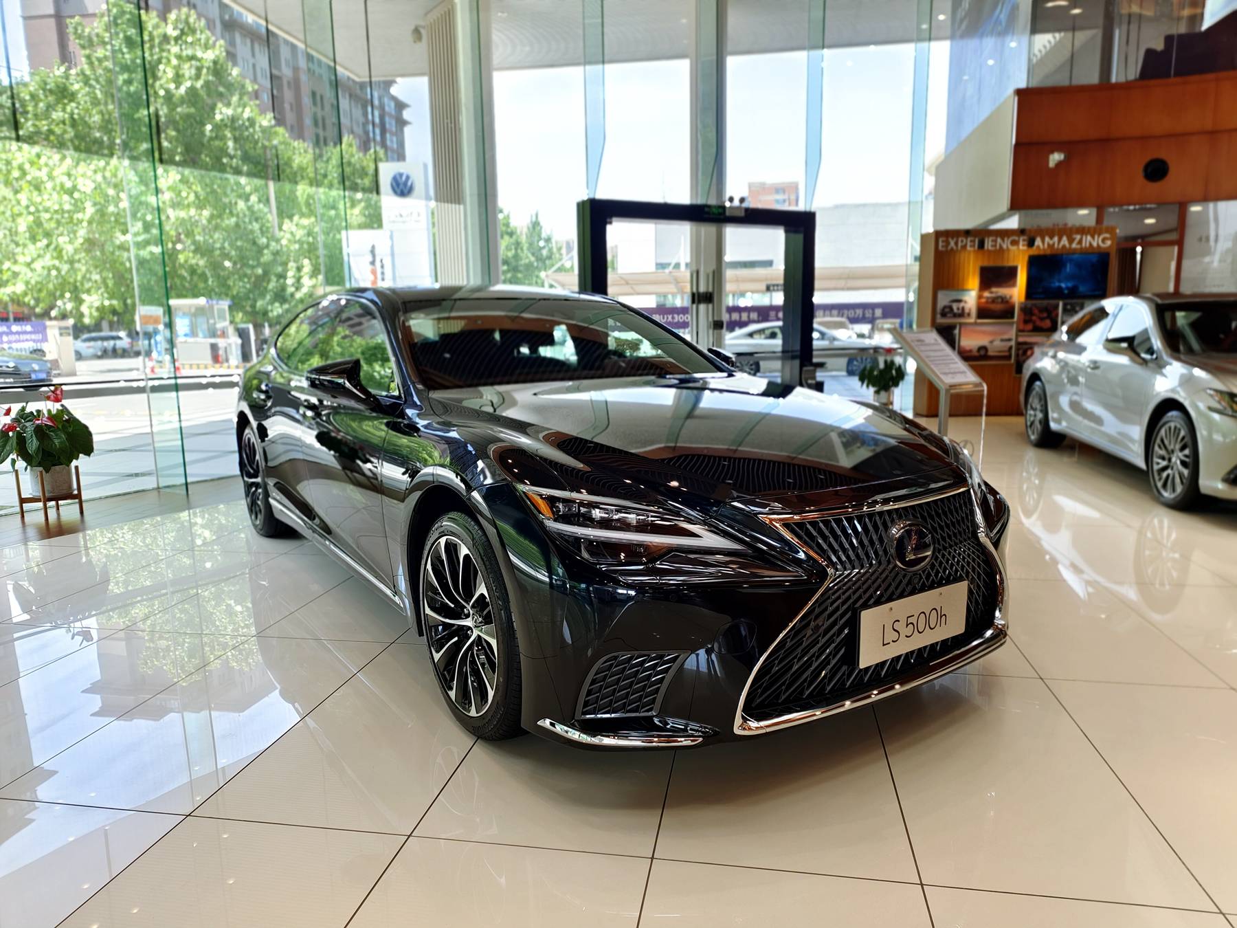奢华有档次 雷克萨斯ls顶配版到店实拍 混动v6大自吸加持