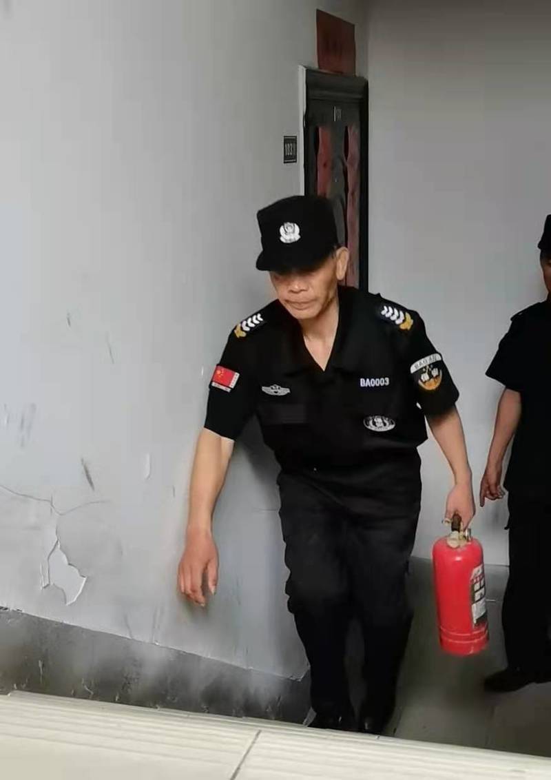 老人烧红烧肉时忘了关火 苏州富强社区金阳宝地物业保安及时救援