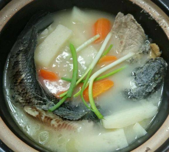 ，具有抗衰老的作用，所以平时可以常吃些鱼肉。苹果炖鱼汤的做法步骤：