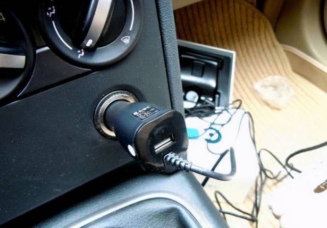 不过不是每个车主都是会吸烟的,而且在开车的时候点烟器也不会被使用