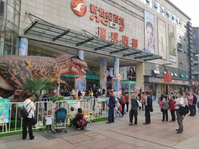 在重庆市杨家坪商圈瑞城商都大门前现一只巨型"恐龙",这只"恐龙"有近
