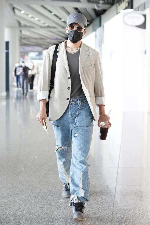 韩东君打造潮流风黑t白裤就很抢眼夏日这样搭赚足回头率