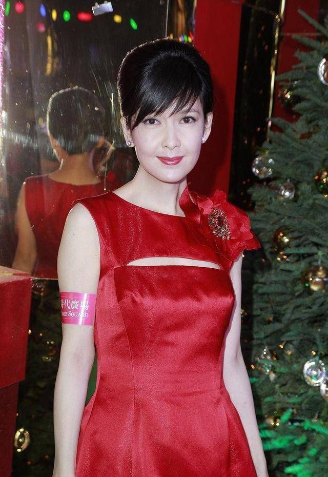 原创60后的周慧敏一点都没阿姨感裙子中间开个口真撩人