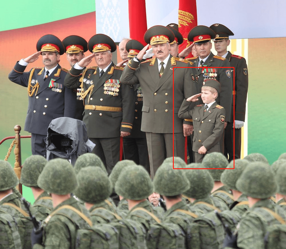 尼古拉·卢卡申科很小就身穿军装,与外国政要合影,出席白俄罗斯和外国