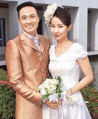 与影帝丈夫一见钟情,婚后19年十指不沾阳春水,49岁活得像少女_王丽萍