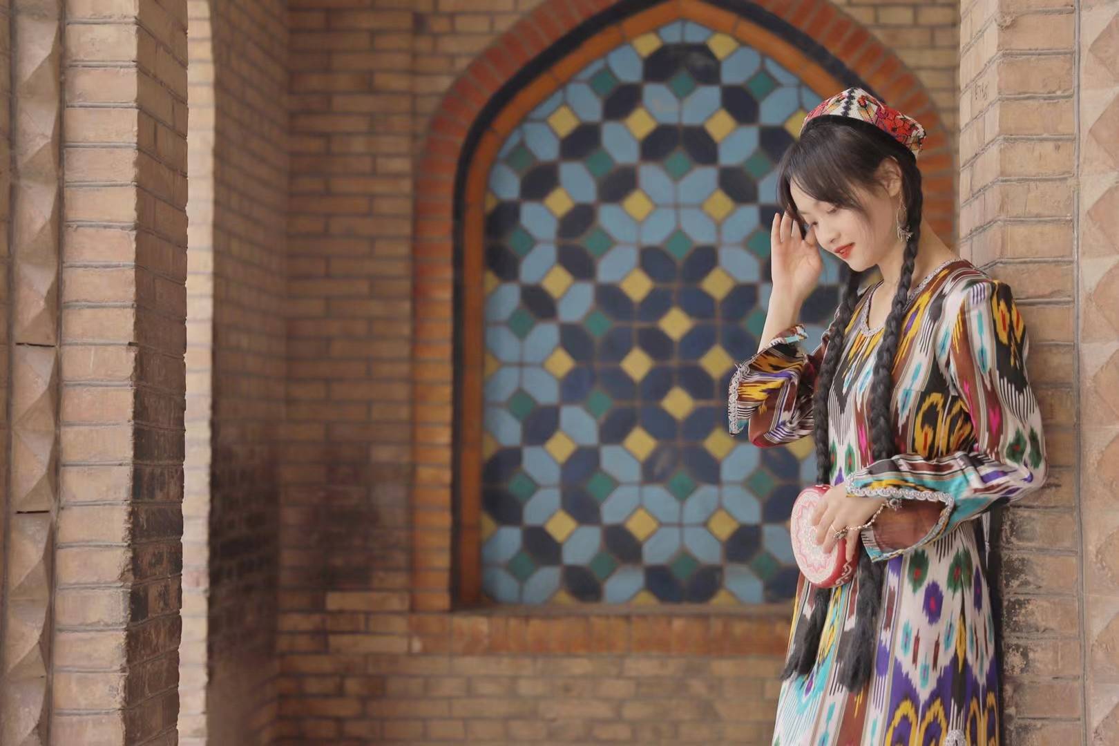 在新疆老城穿上民族服饰走在大街上假装自己是新疆姑娘