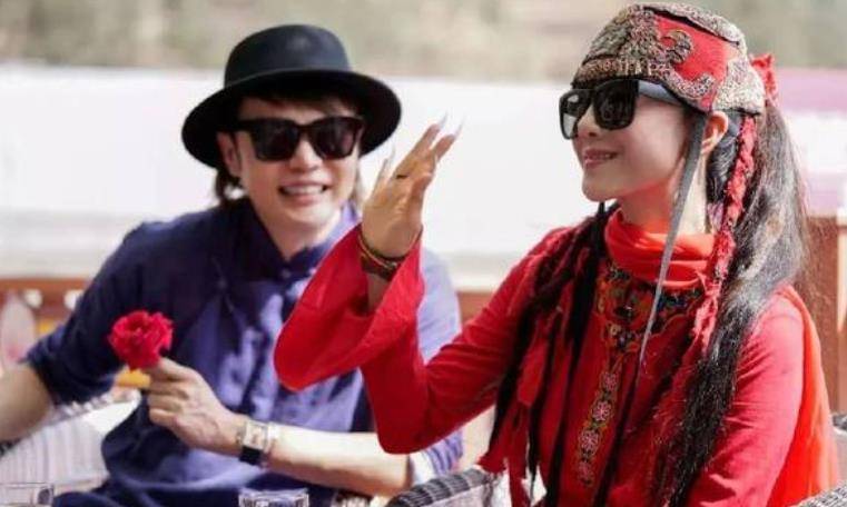 杨丽萍最终还是决定放弃孩子,选择自己的事业,后来跟自己的老公也离婚