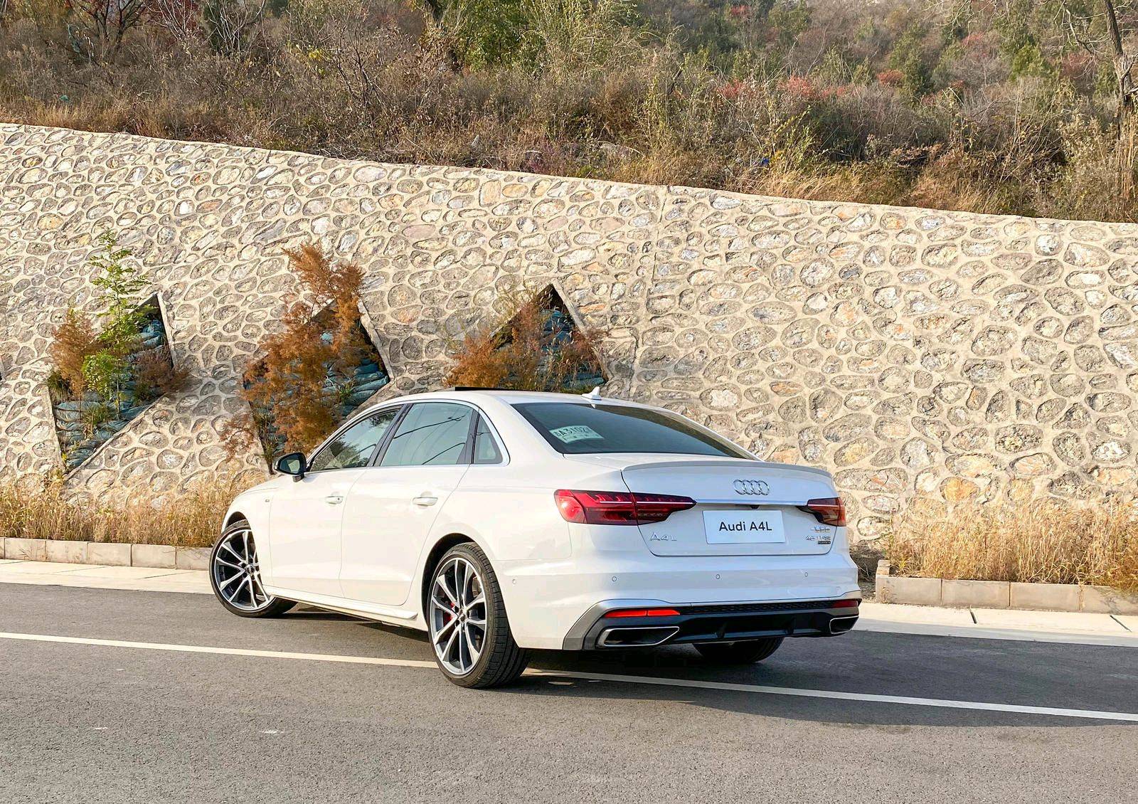 奥迪a4升级版提车20t油耗仅7升内饰豪华媲美雷克萨斯es