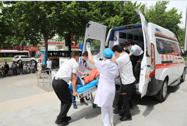 咸阳市中心医院举行重特大交通事故创伤救治暨疫情防控应急演练
