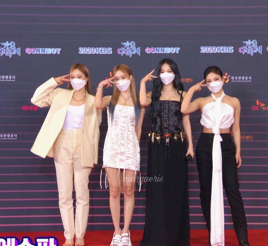 aespa圣诞节氛围照,winter"理工男"穿搭,她们俩是红绿cp穿搭