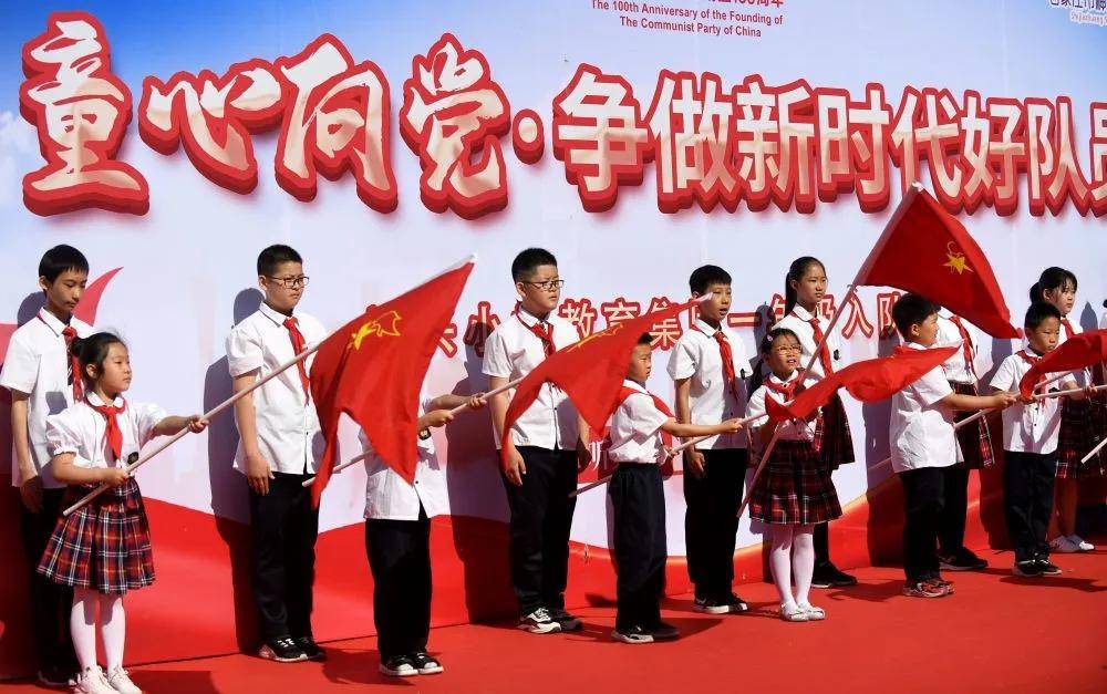 5月28日,石家庄市神兴小学的少先队员参加入队仪式.