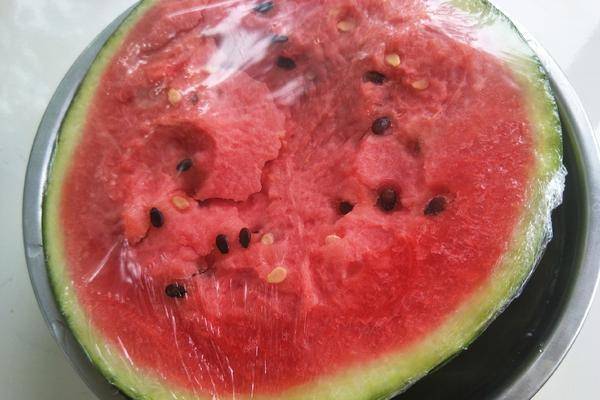 吃不完的西瓜不用放冰箱,教你1个好方法,7天不坏,准保新鲜甘甜