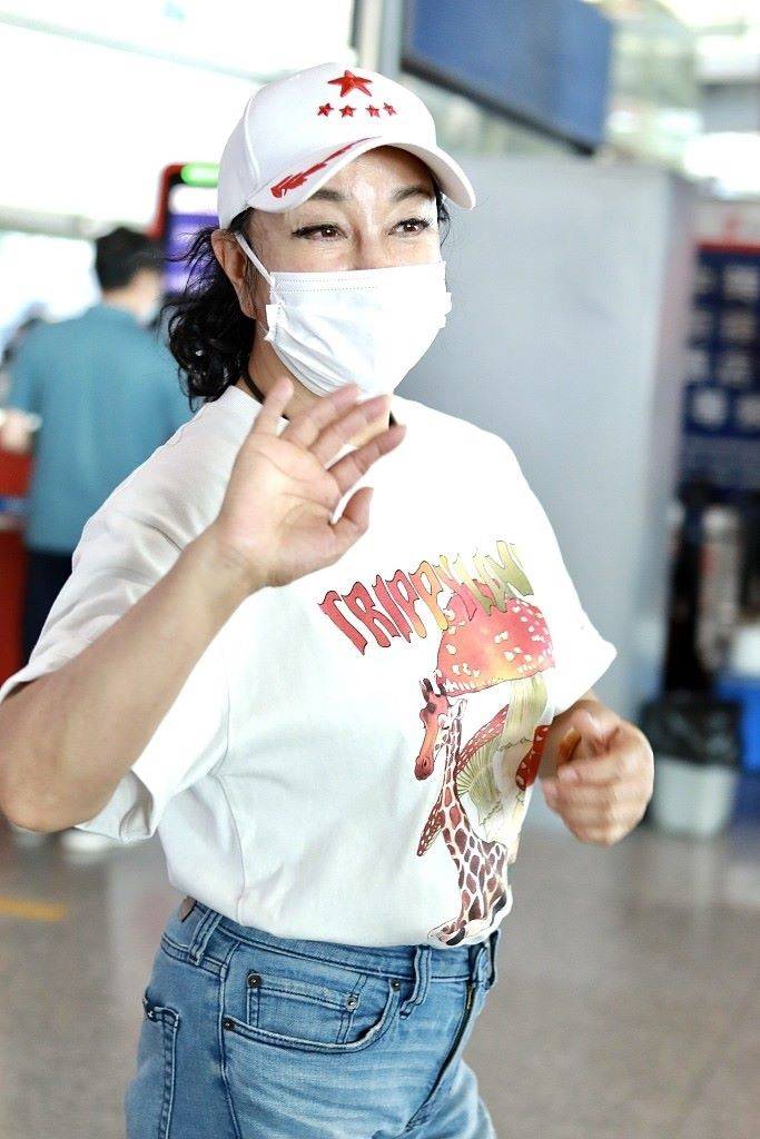 刘晓庆走机场被拍 素颜次次都真实 出油蜡黄早就是71岁真实样 良品联社女性美容时尚经验分享专业平台 刘晓庆走机场被拍 素颜次次都真实 出油蜡黄早就是71岁真实样 良品联社女性美容时尚经验分享专业平台