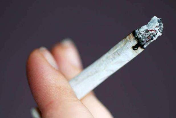 宝妈们吸完烟或喝完酒,奶水就会混着烟酒味,如果这个时候喂给孩子