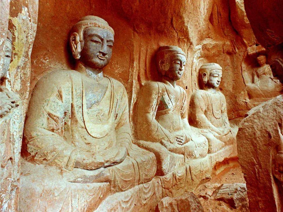 须弥山的石刻造像艺术手法处于泥塑与石刻的过渡期,为云冈,龙门的石窟