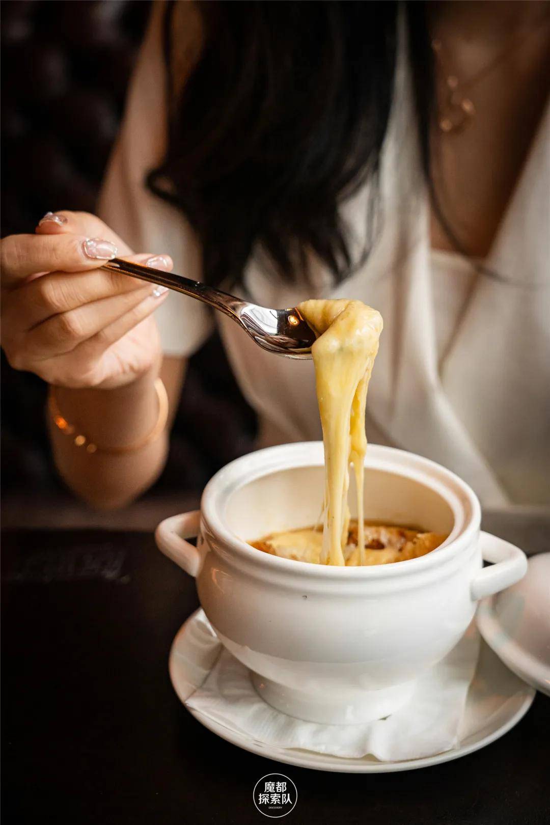 法式洋葱汤以美味牛肉汤打底炒得焦软的洋葱和面包块将汤汁精华吸收