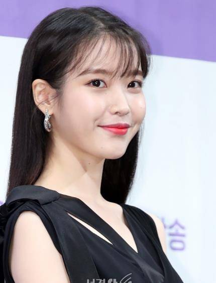 而她的头发还是中规中矩的黑长直,而且还留着看似"过时"的空气刘海,但