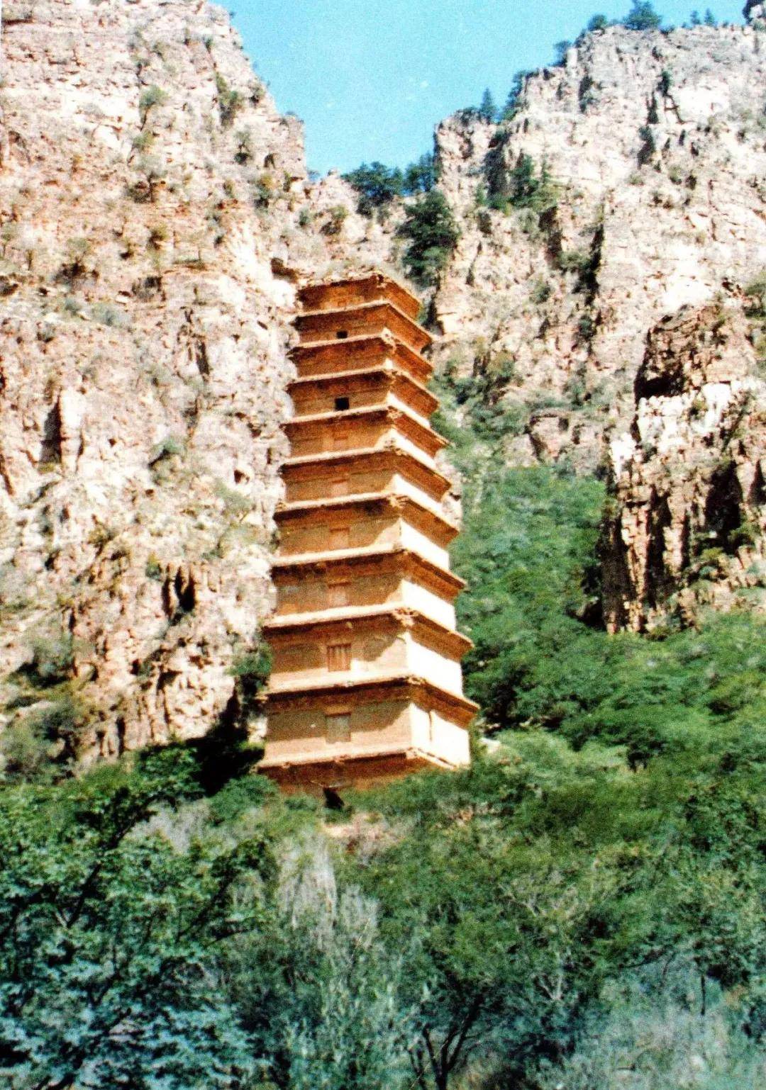 据考证,这些遗迹属西夏时期佛寺,为西夏开国皇帝李元昊离宫建筑的部分