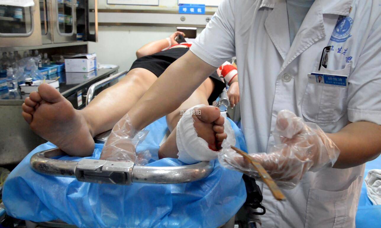 市民被钢条刺穿脚掌 120求助119