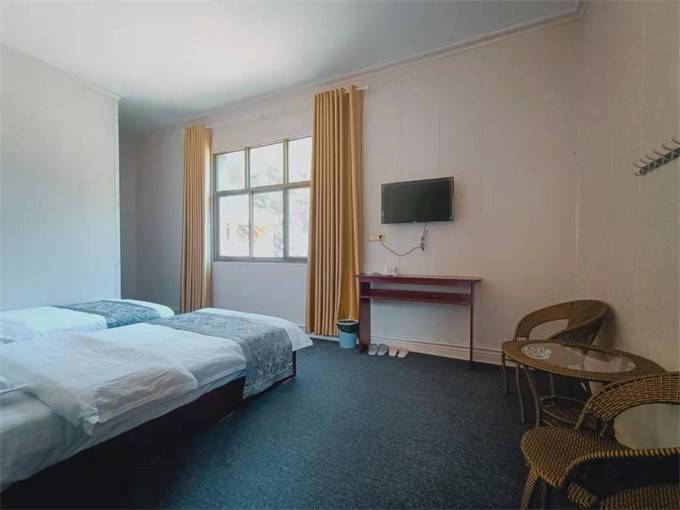 官鹅沟四季休闲农家乐,共计30间客房,可以接待60人住宿,客房内部设施