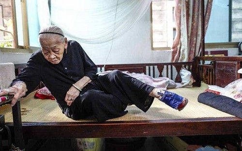 原创民国小脚夫人靠小脚嫁大户不让子孙帮洗脚90年只有丈夫看过