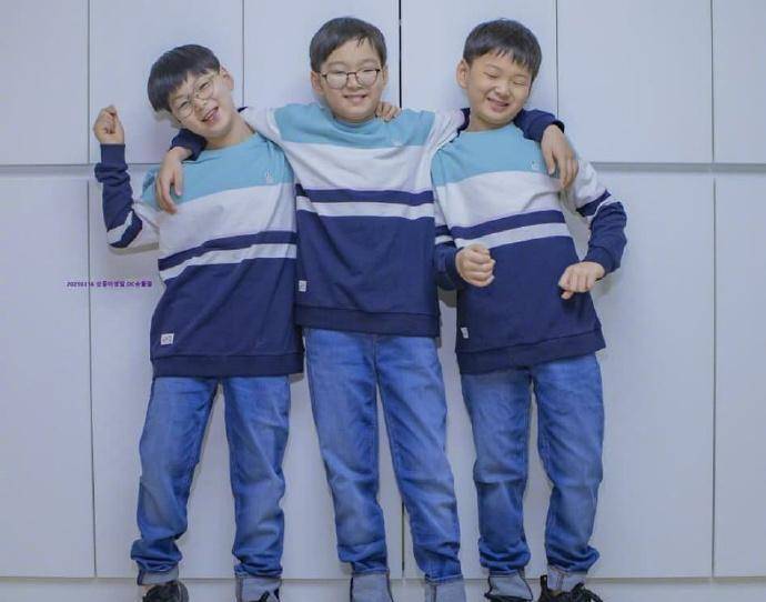 宋家三胞胎9岁生日合照曝光!对着镜头摆pose模样帅气超可爱_兄弟