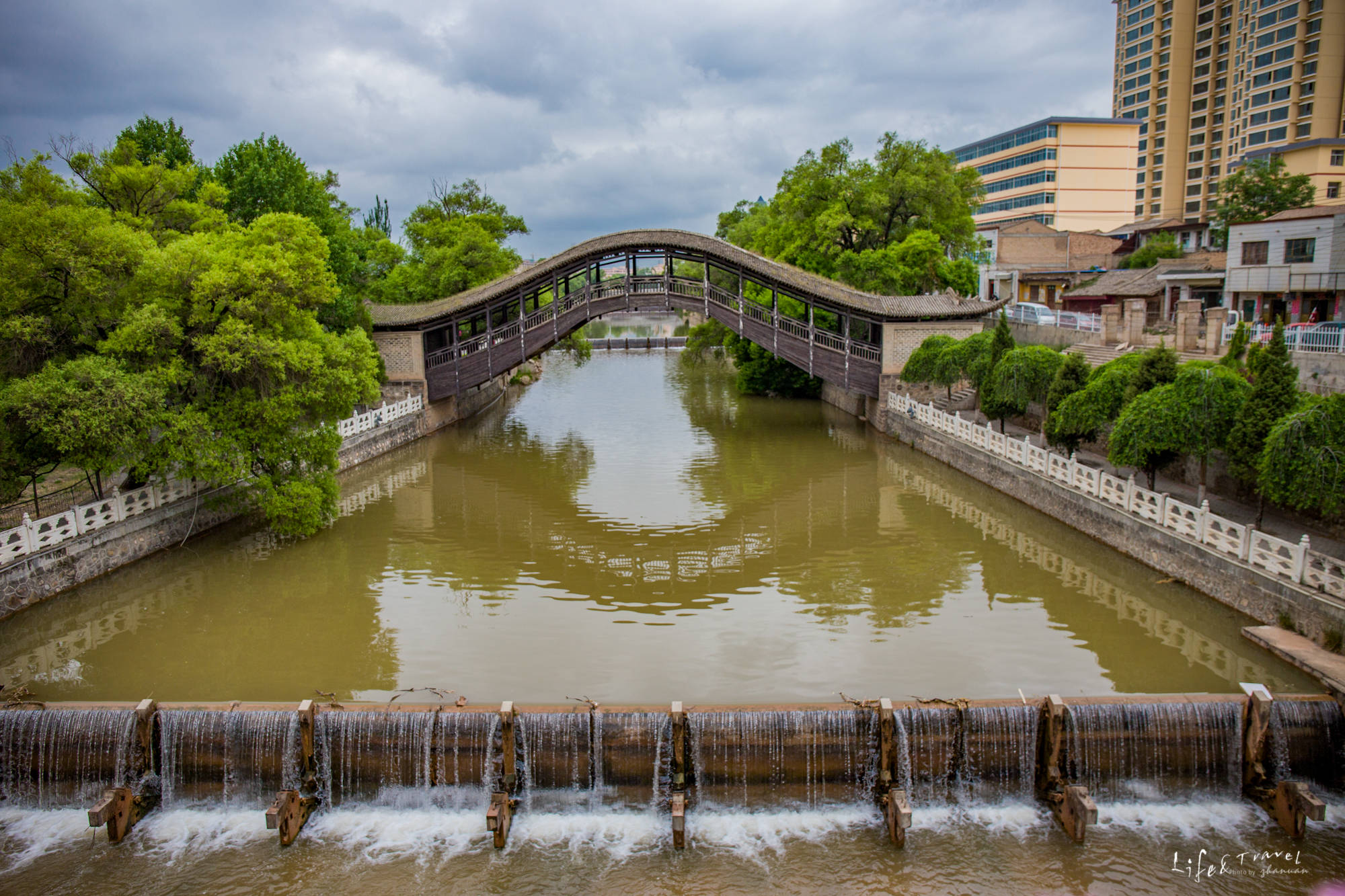 中,在清源河缓缓地水流上,卧着一座名为"灞陵桥"的纯木结构的悬臂拱桥