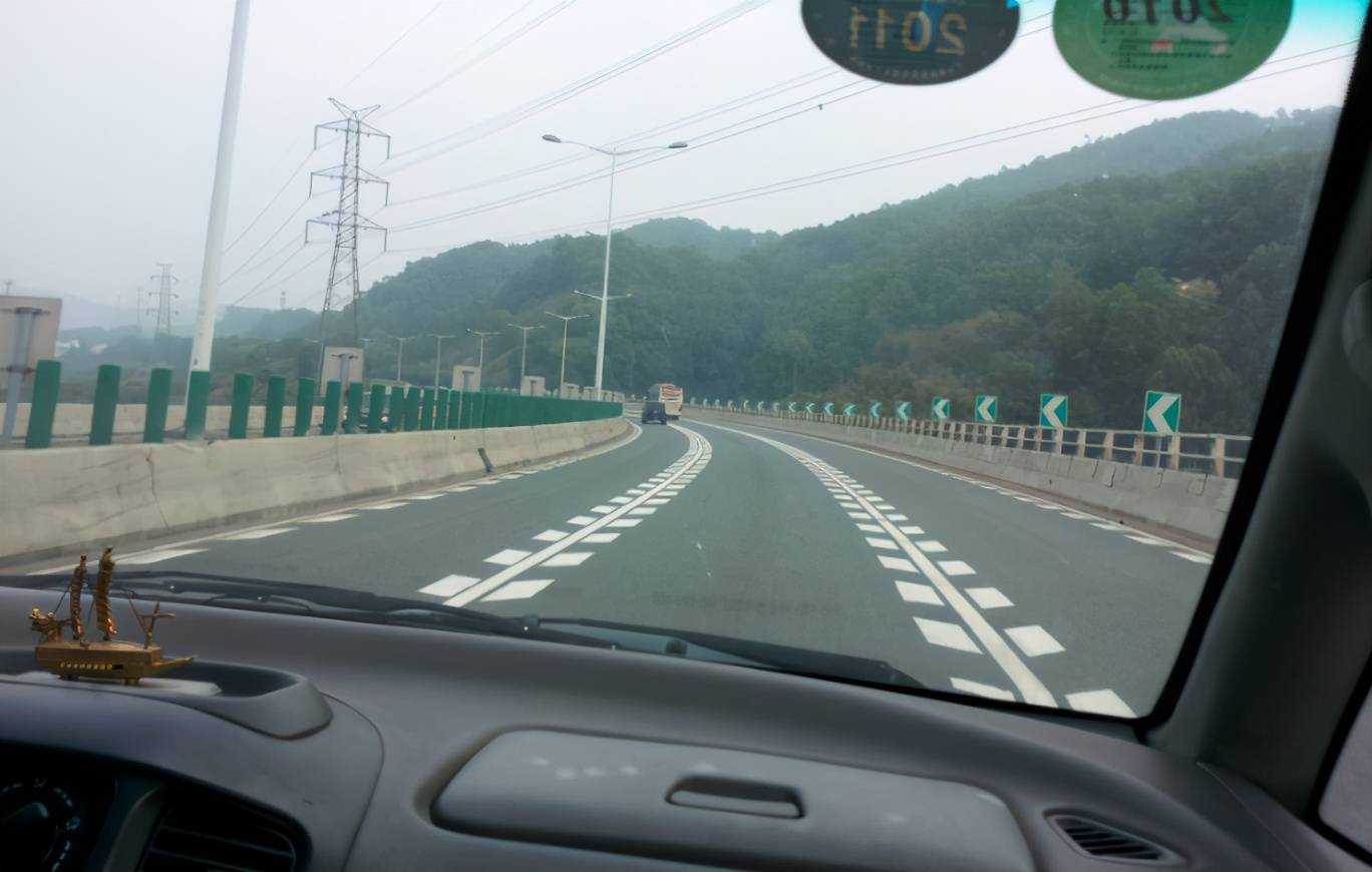 遇到高速上的鱼骨线该怎么走很多司机都不会