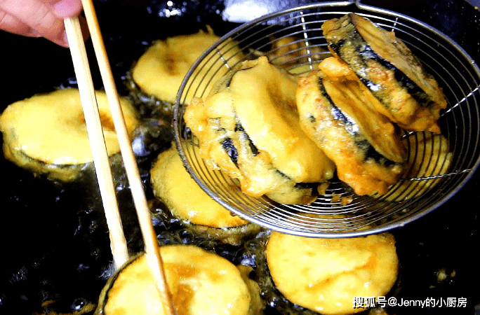 炸茄盒，怎么做才酥脆不回软？调面糊是关键，分享正确做法，好吃_茄子