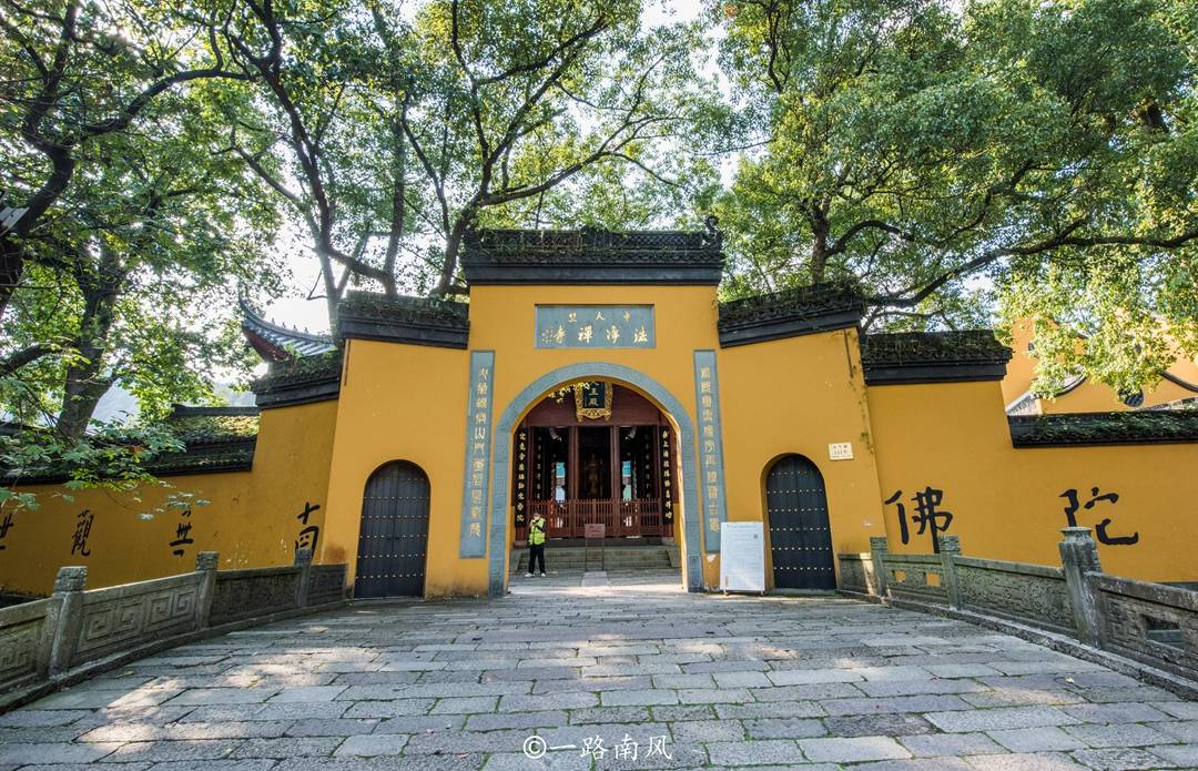 法净寺从法镜寺出发,步行不到十分钟就到达中天竺法净寺,这座佛寺的