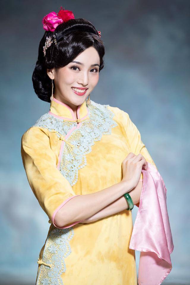 赵继伟求婚成功,女友是中戏校花,穿旗袍像"姨太太"有些显老_王君瑞