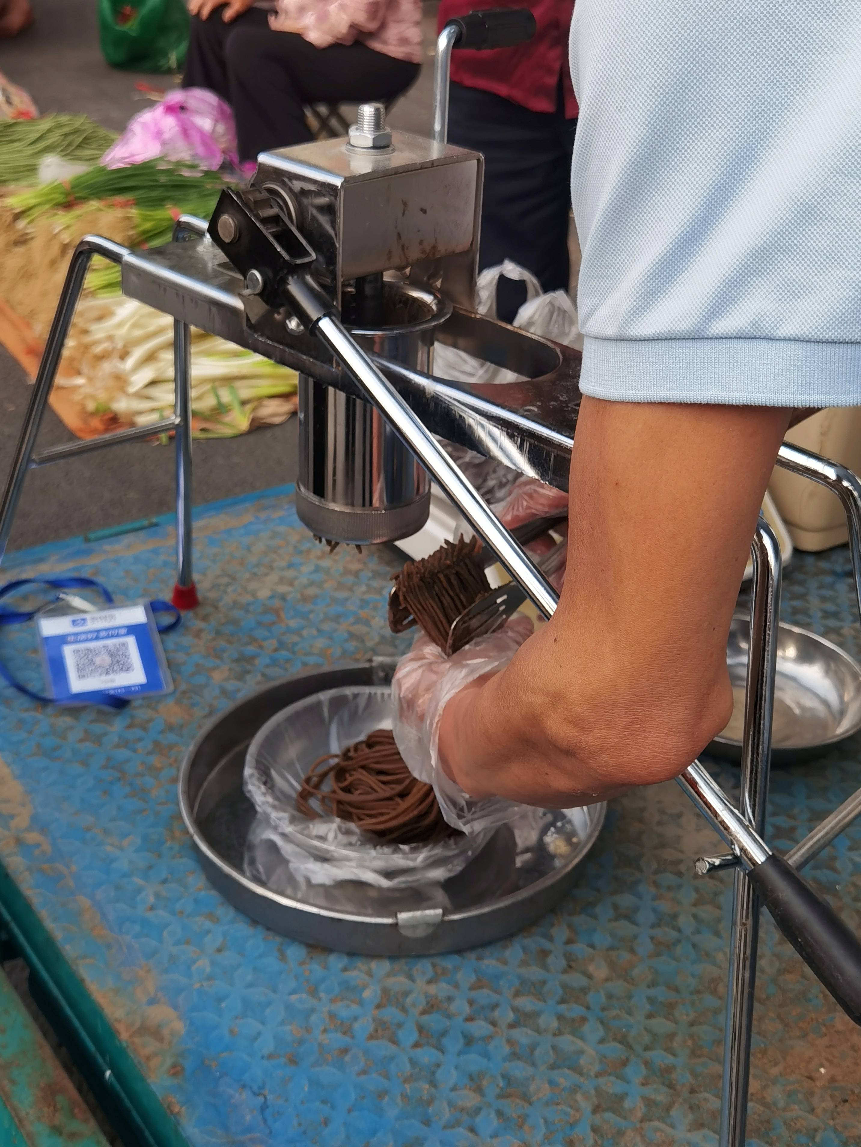 人工制作饸饹面唤起了儿时的记忆