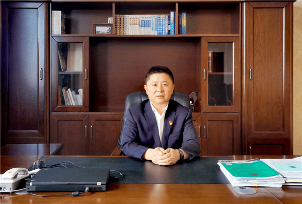 仇兆兵因爱而行共育未来做学生成才的领头雁