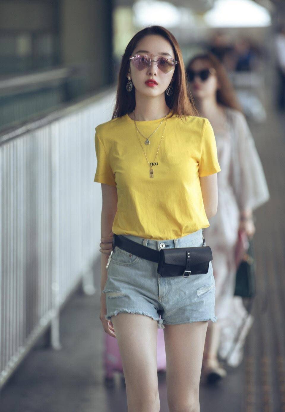 宋慧乔单身后打扮更"嫩",白上衣配牛仔短裤清新俏皮,减龄温柔