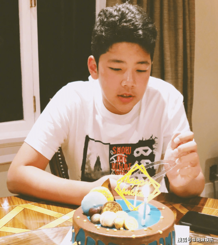 14岁石头近照大变样,身高超过爸爸郭涛,小萌娃变成硬汉了_郭子睿