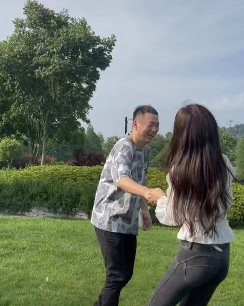 原创网红药水哥官宣恋情晒出一组合照秀恩爱两人户外搂抱比心