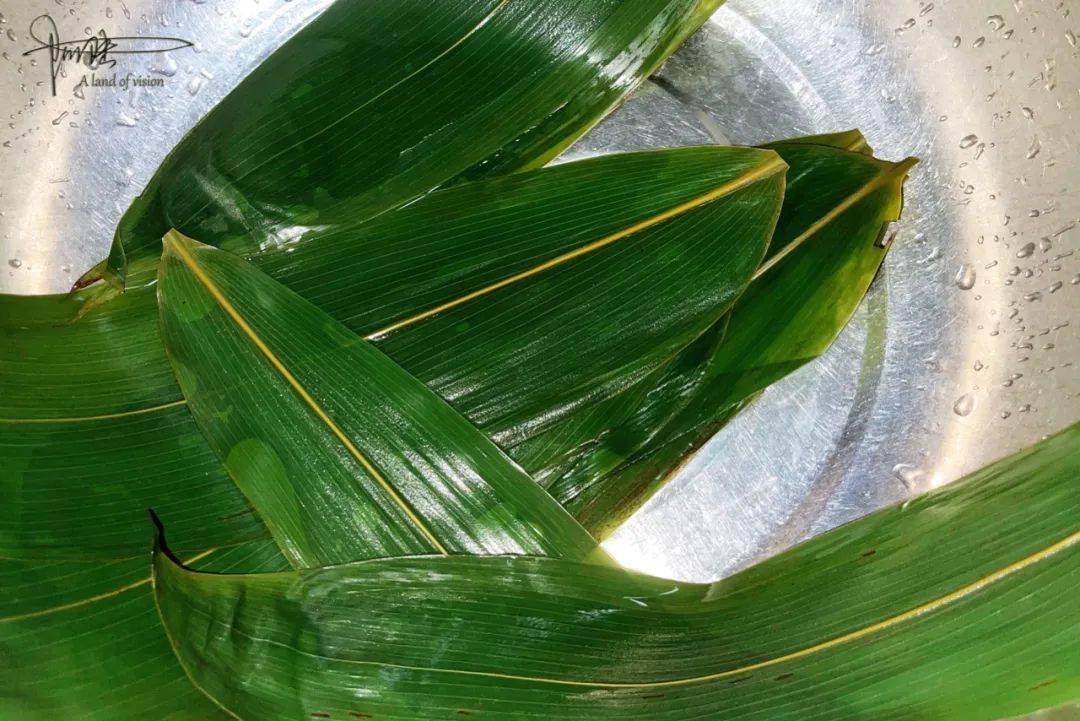 过去,如果人们自己做粽子,用来系粽子的绳子会被棕榈叶条或稻草条代替