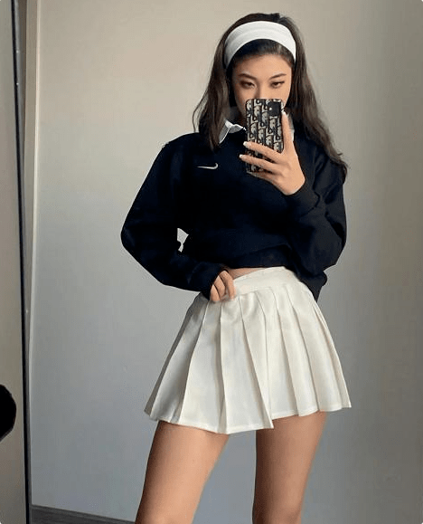 刘浩存穿黑西装配短裤,全身散发清纯女学生气质,皮肤吹弹可破