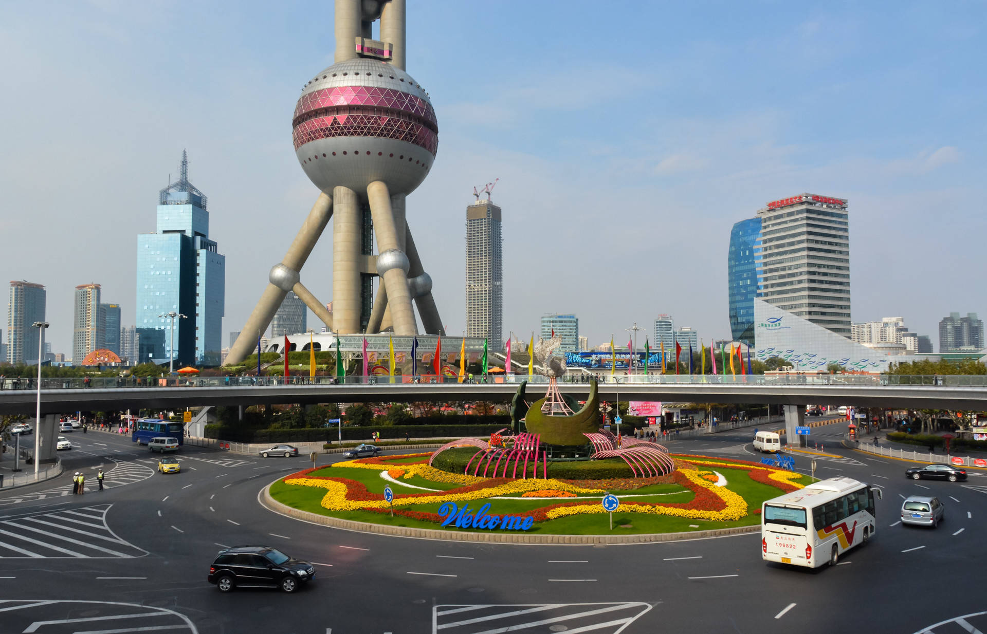 东方明珠塔。观光玻璃廊的高度足足有259米，而且是全透明、悬空设计，走