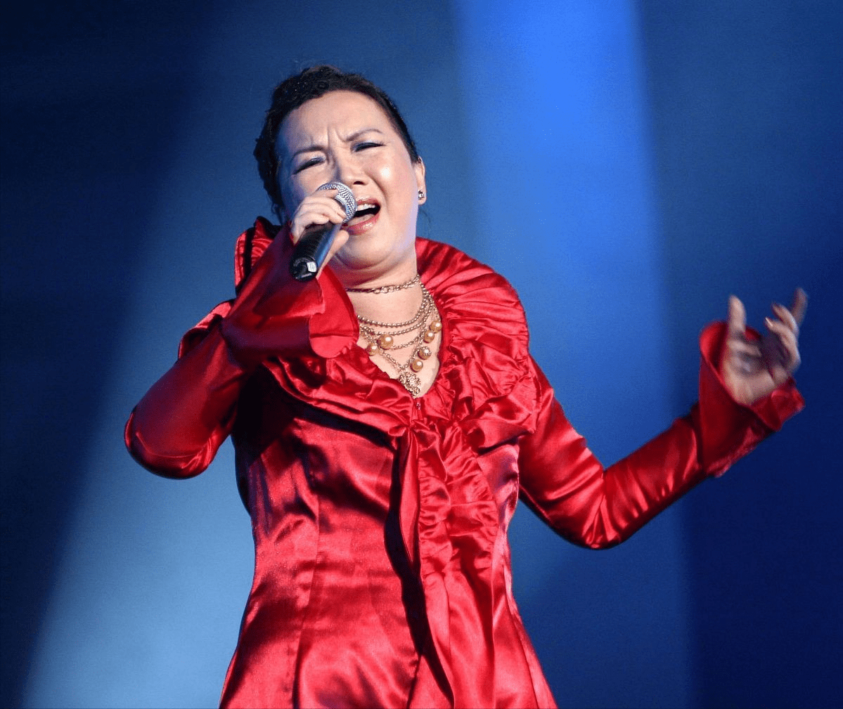 原创奔70岁的苏芮仍然精神奕奕穿红缎面挺富态可惜身形有点圆润