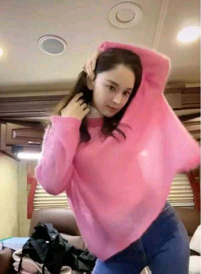 29岁古力娜扎在房车热舞半透明针织衫真好看