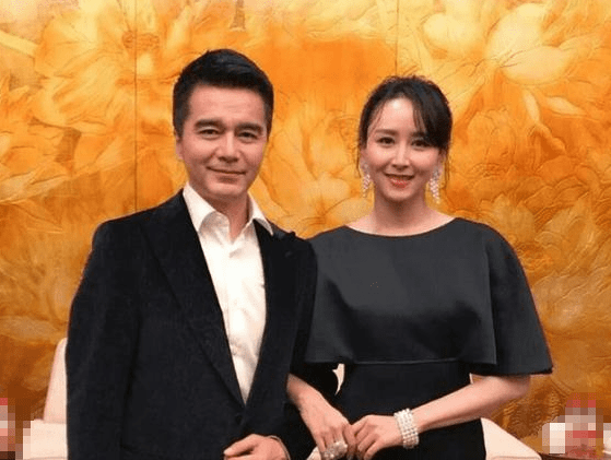 許亞軍:曾與張嘉譯齊名,四任老婆全都貌美如花,兩個兒子也帥氣