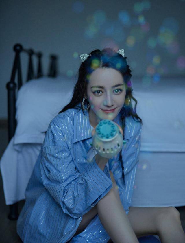 原创迪丽热巴庆29岁生日穿衬衫配短裤出镜扮学姐身材瘦任性