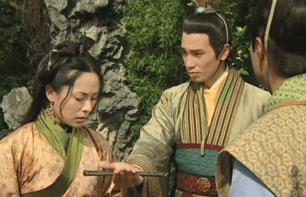 这其中最为亮眼的,便是陈豪当着马浚伟的面,递刀给郭羡妮的"名场面".