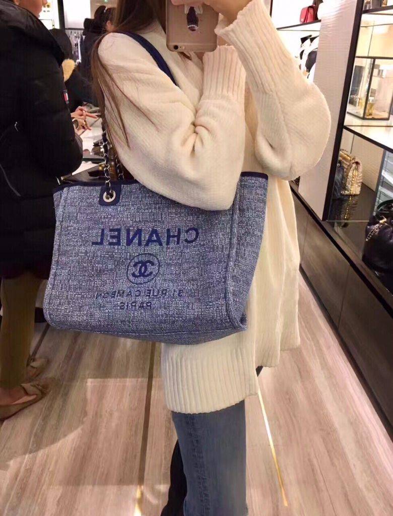 香奈儿totebag帆布沙滩包尺寸对比图让仙女们觉得稍勒生疼
