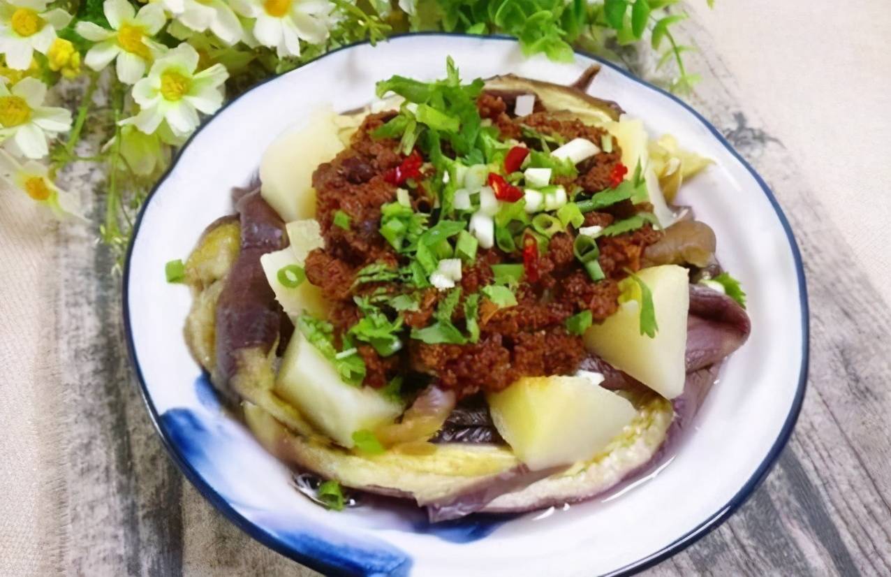  健康美食推荐：香菇木耳汤、拔丝香蕉、椒香手撕鸡腿、腊肉炒菜花  腊肉怎么腌制