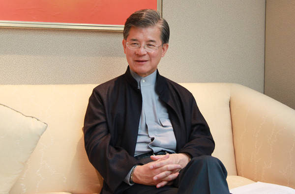 这个时候罗鹰石的资产反而比二儿子罗旭瑞又多了好几倍.