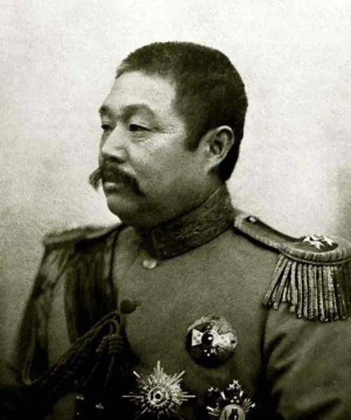 北洋军也分裂成了两大派系,以段祺瑞为首的皖系和冯国璋为首的直系