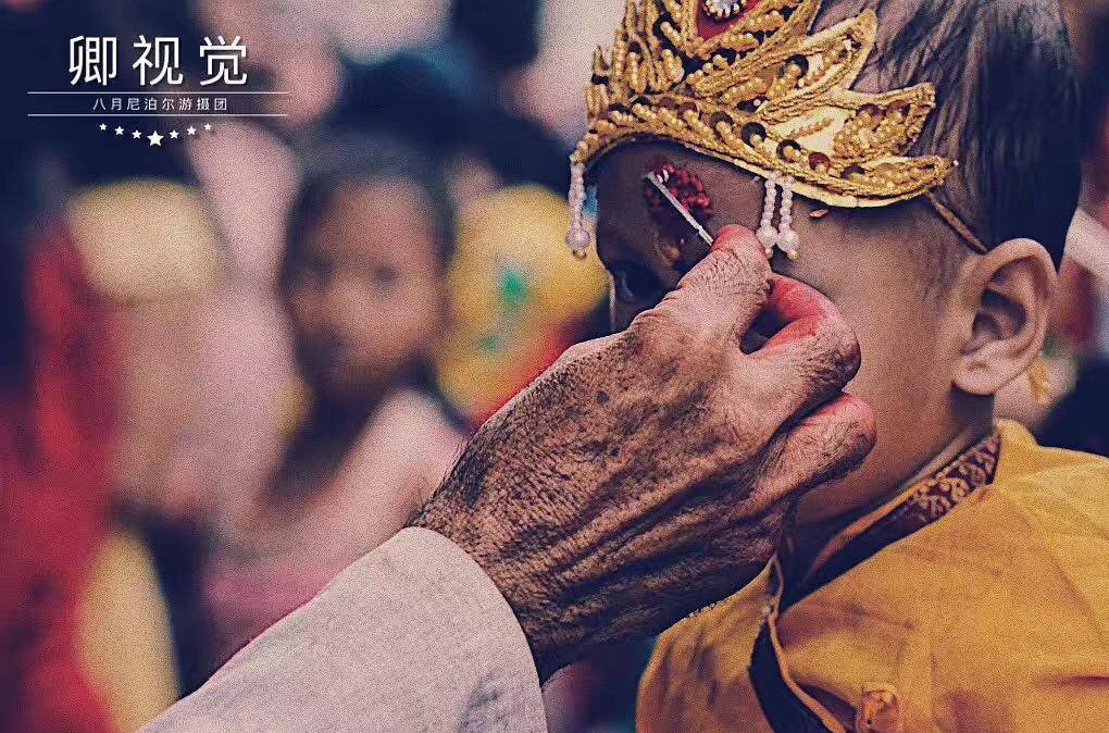 原创尼泊尔降生节: 男女低头点朱砂 染红大米点额头 一抹红一份祝福