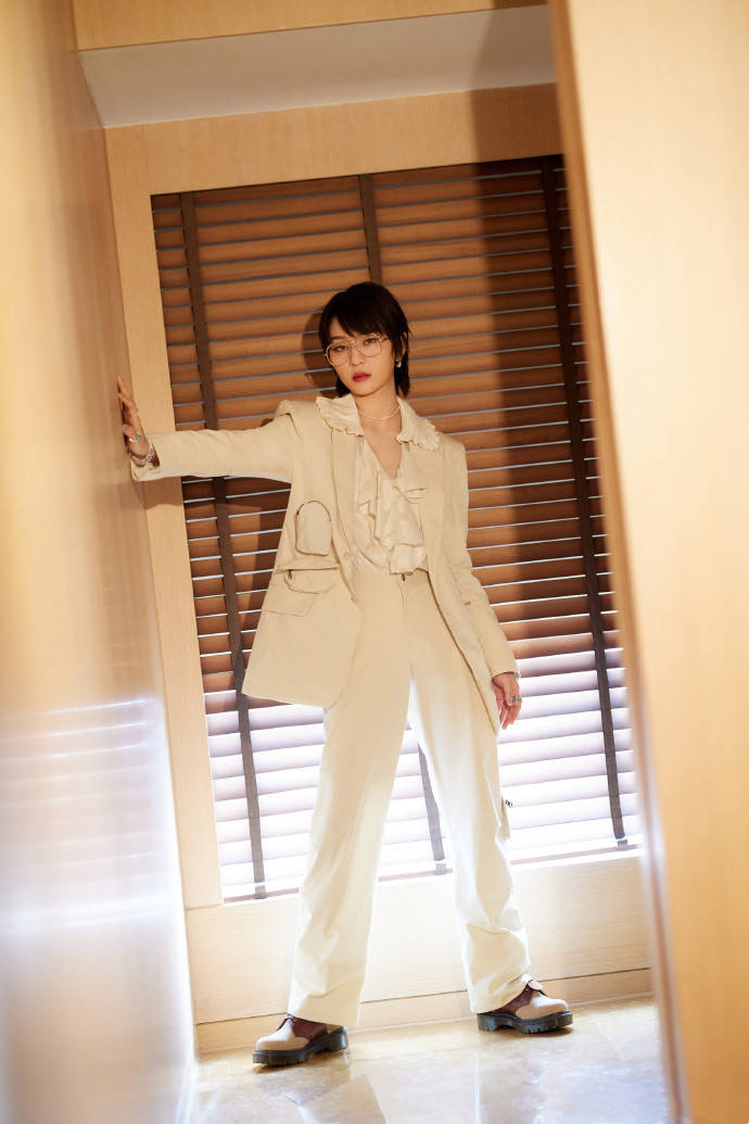 原创吴倩当了妈妈后更会打扮了,光脚穿西装出镜,时髦又减龄